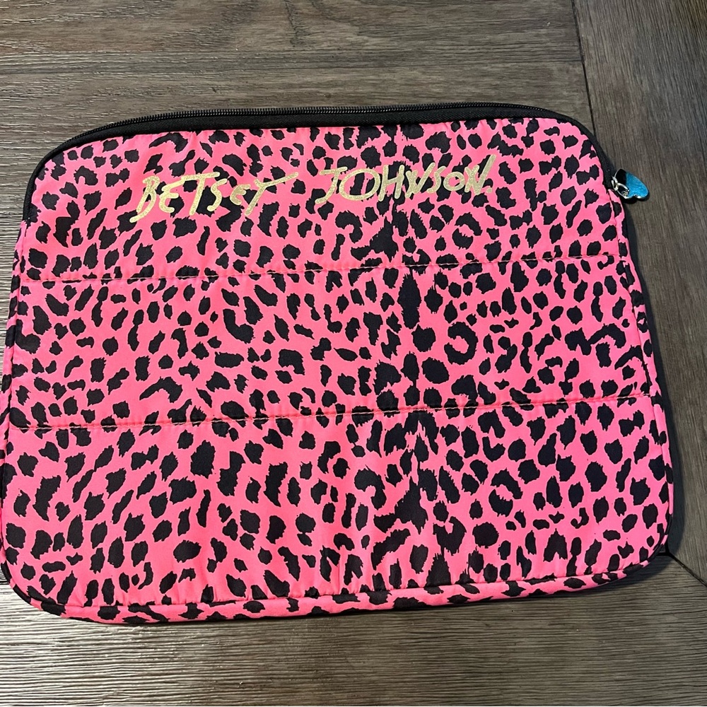 Betsey Johnson Pink Cheetah Print Neoprene Laptop Bag 15 x 11